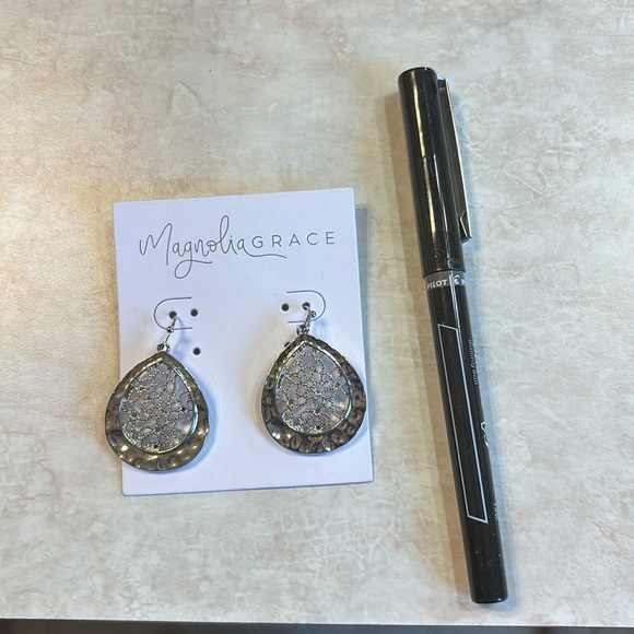 Stunning *Magnolia Grace Silver Finish Teardrop Earrings - Picture 2 of 3